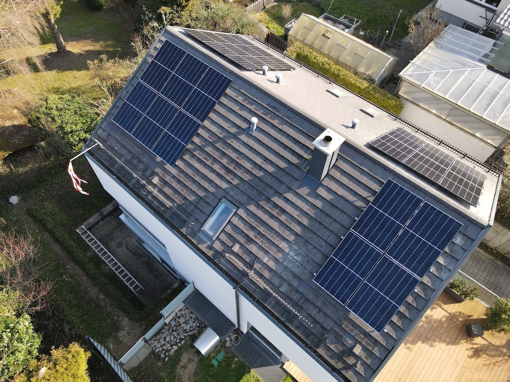 Luftaufnahme eines Wohnhauses mit Photovoltaikanlage in der Region Baden-Baden