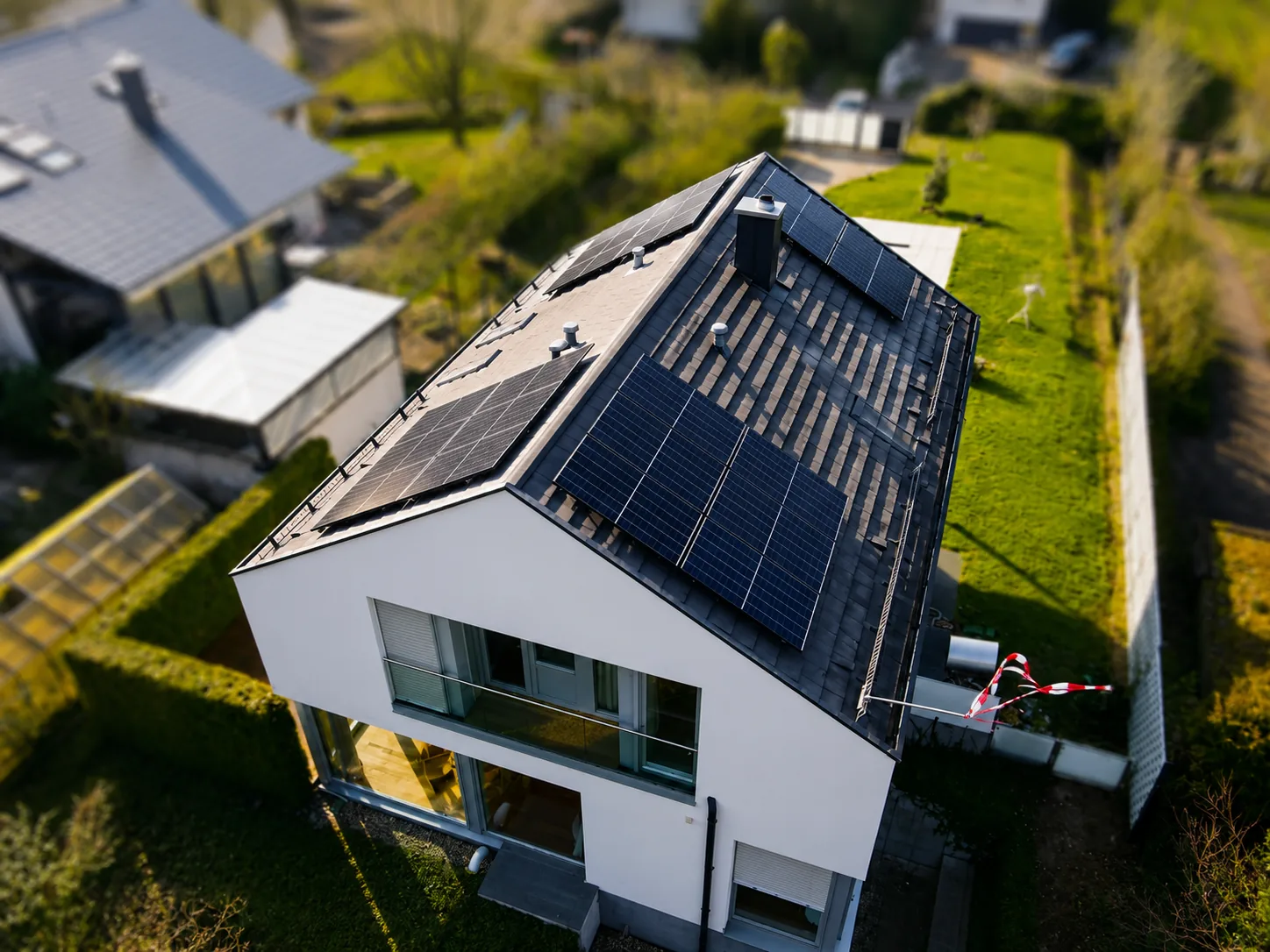 Luftaufnahme eines Wohnhauses mit fertiger Photovoltaikanlage, ausgeführt von einem Fachbetrieb
